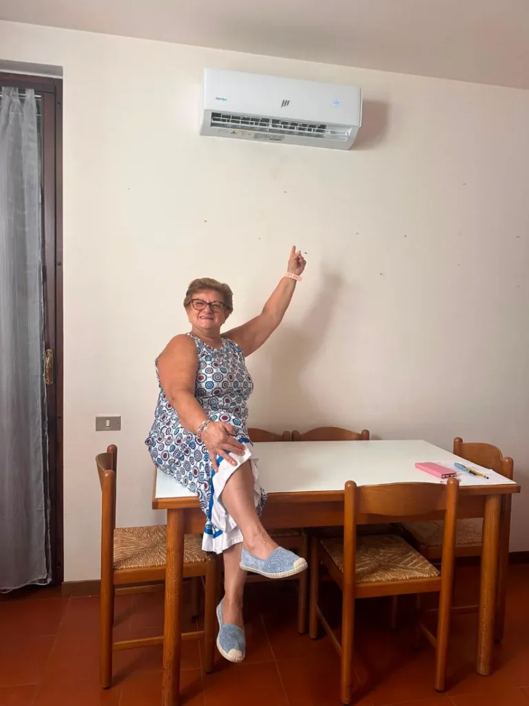 Maria indica il dual split installato a Tradate